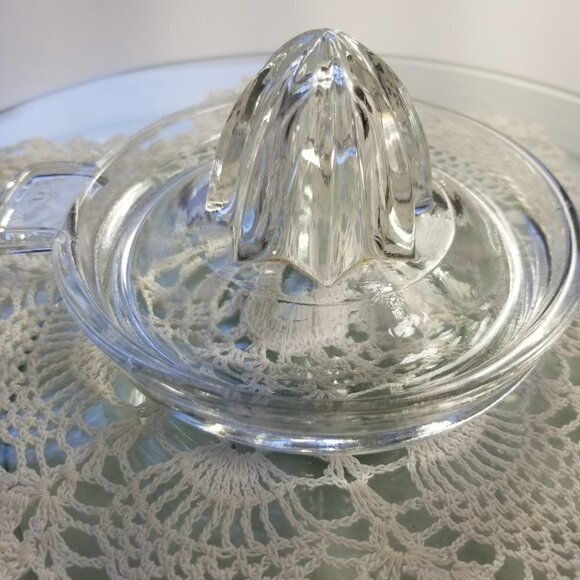 Dominion Small Clear Glass Juicer Reamer Flat Thumb Rest Citrus L14 Vintage - Picture 6 of 13
